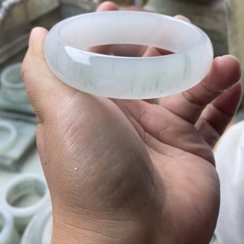 石英质玉手镯未镶嵌?