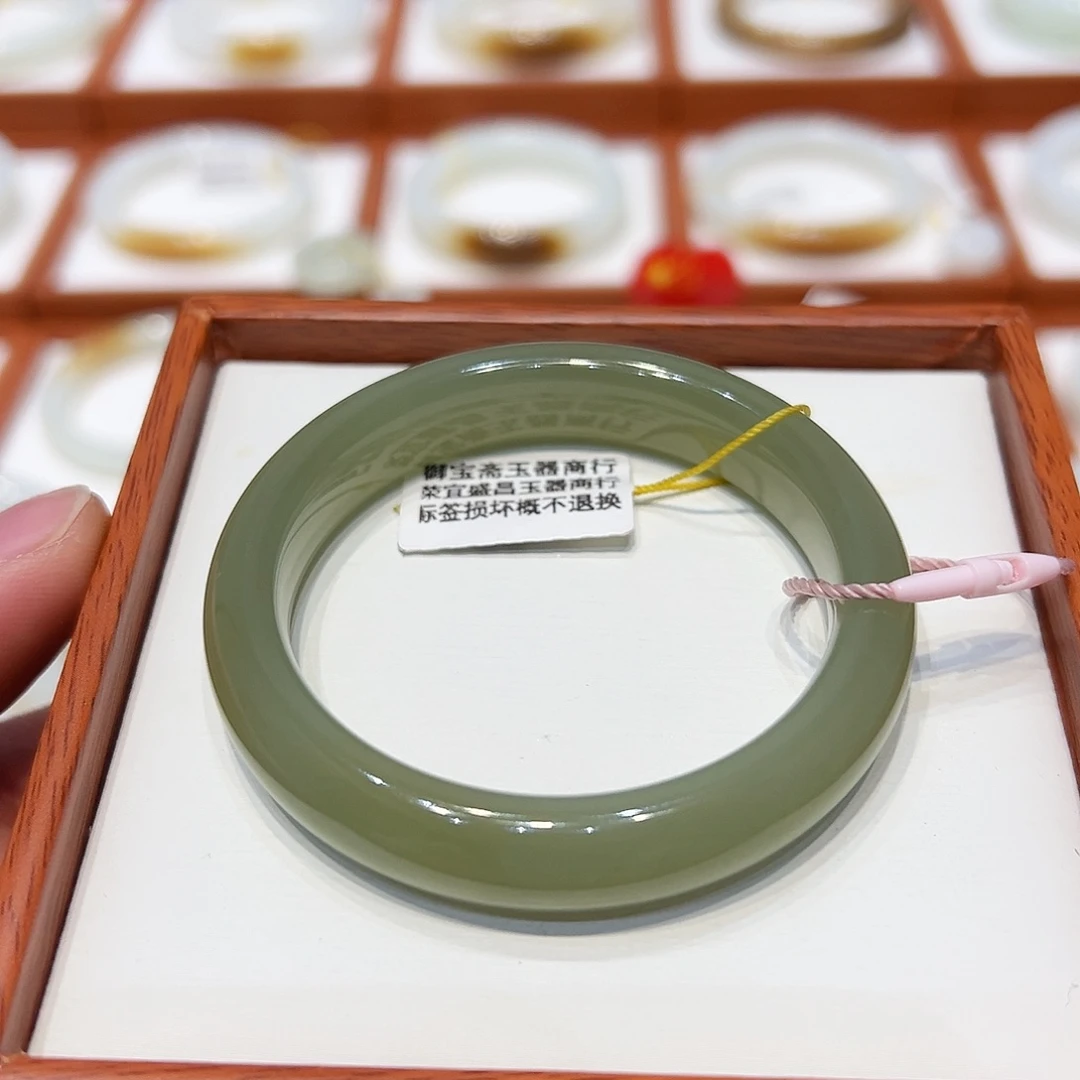 和田玉手镯未镶嵌冰湖水