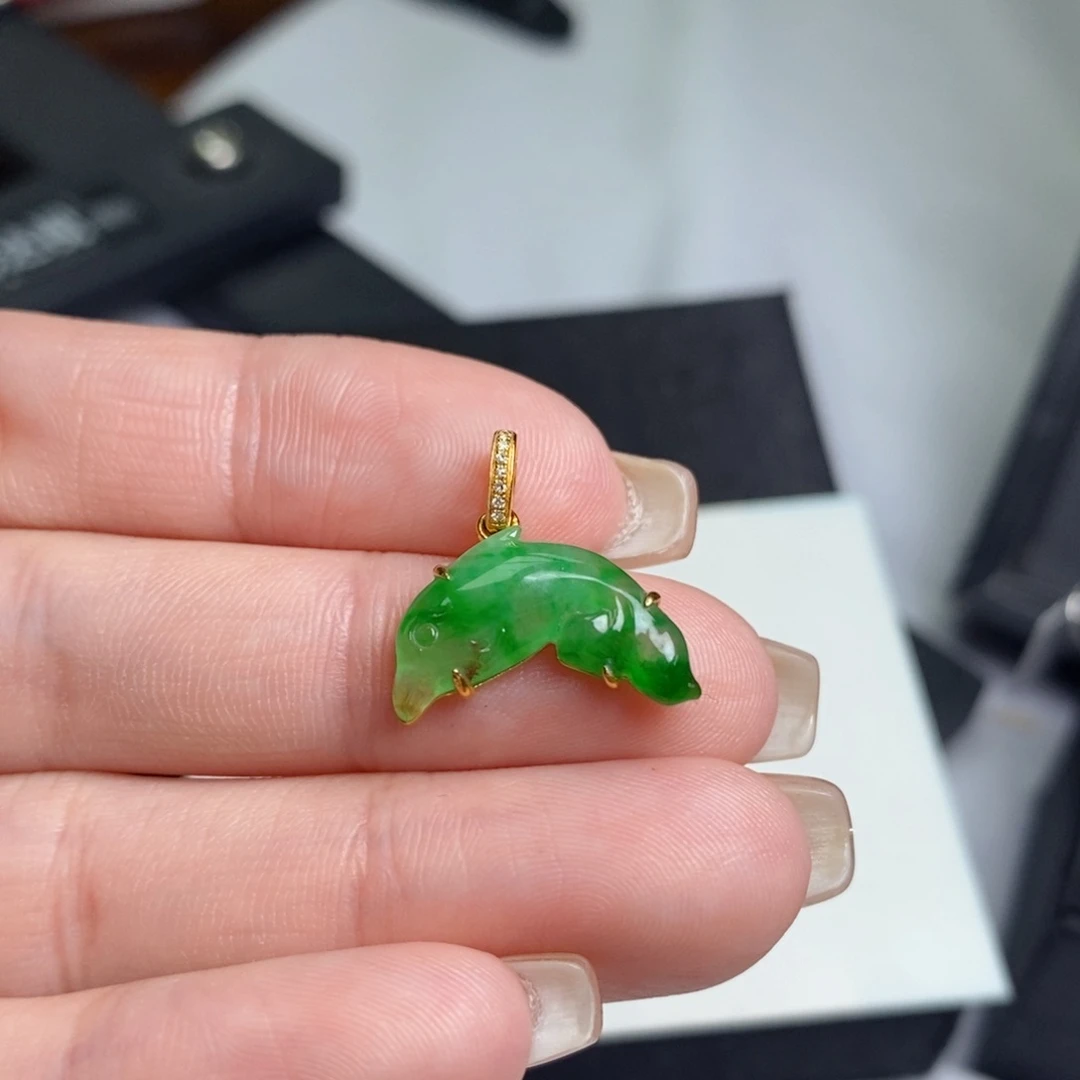 翡翠颈饰18K金镶嵌小海豚提溜