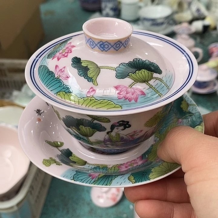 摆件陶瓷红稀土彩荷花美女图