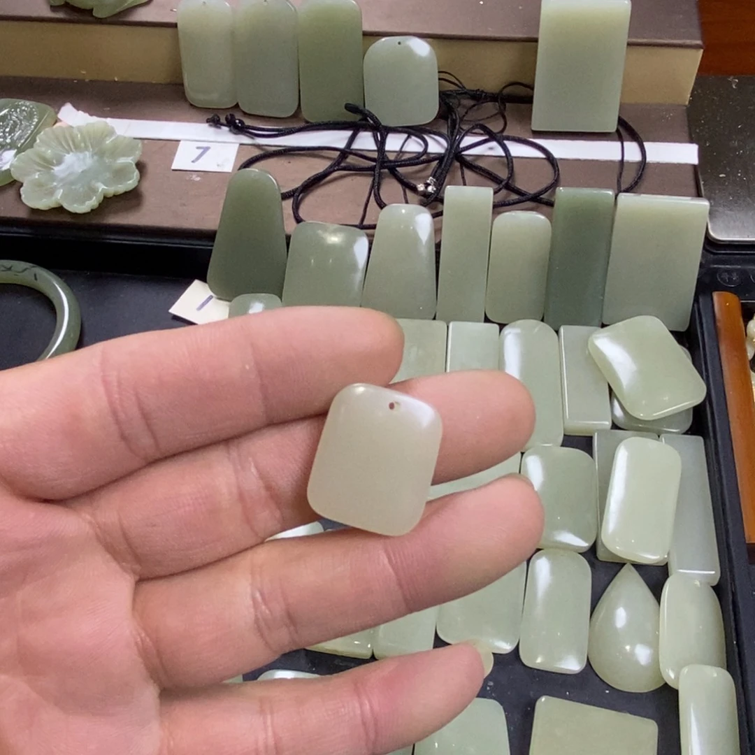 颈饰未镶嵌和田玉娃**a041