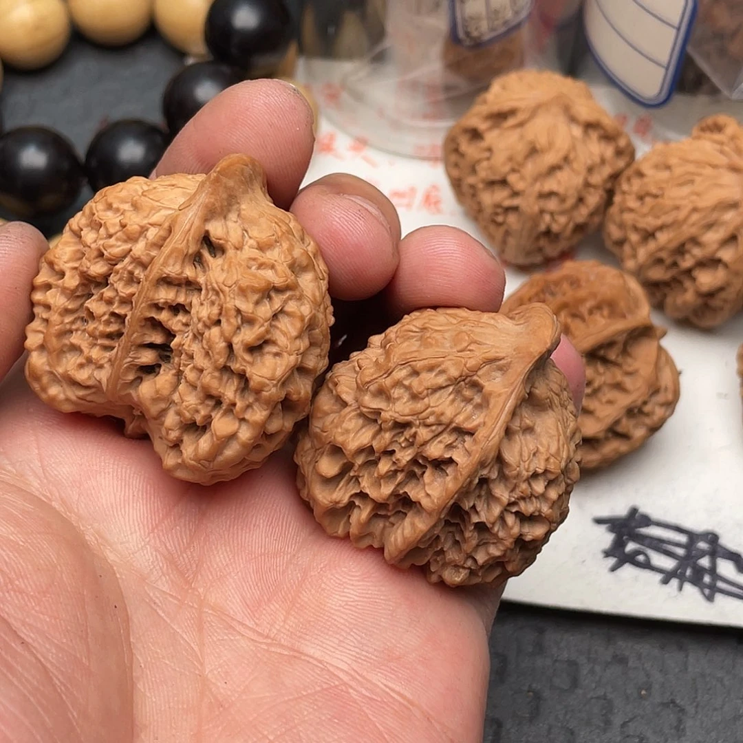 文玩核桃吊坠随**杨座山雕