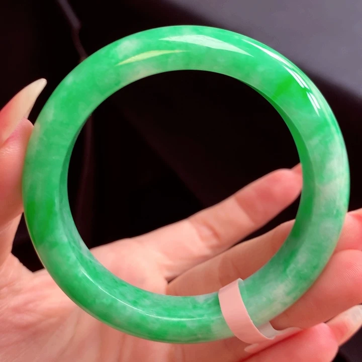 翡翠手镯未镶嵌翡翠