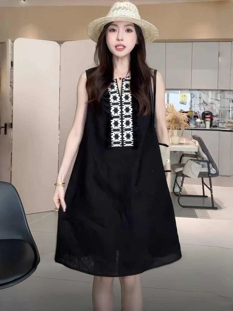 法式轻奢吊带波点收腰连衣裙女2025新款夏季轻熟复古法式别致长裙