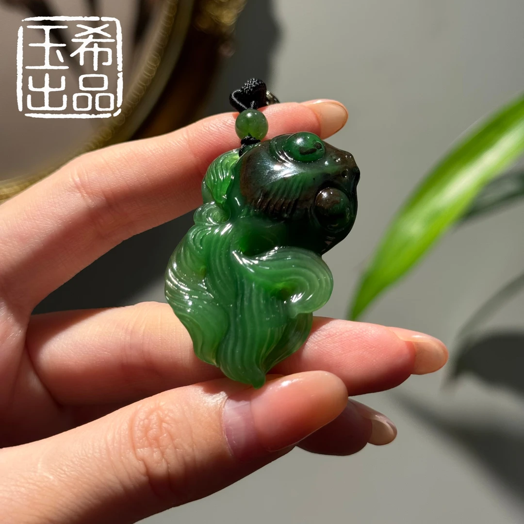 珍藏级 和田玉 俄七 聚红皮辣阳绿 锦鲤吊坠 46*29*12  Y569