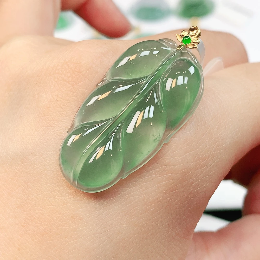 翡翠18K金镶嵌颈饰