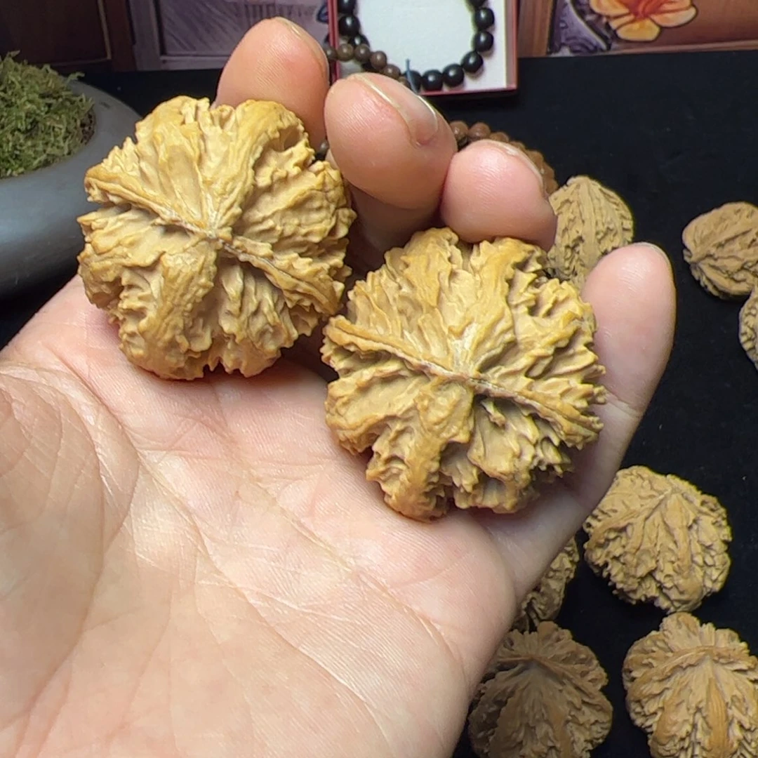 文玩核桃把件秦岭野生文玩核桃