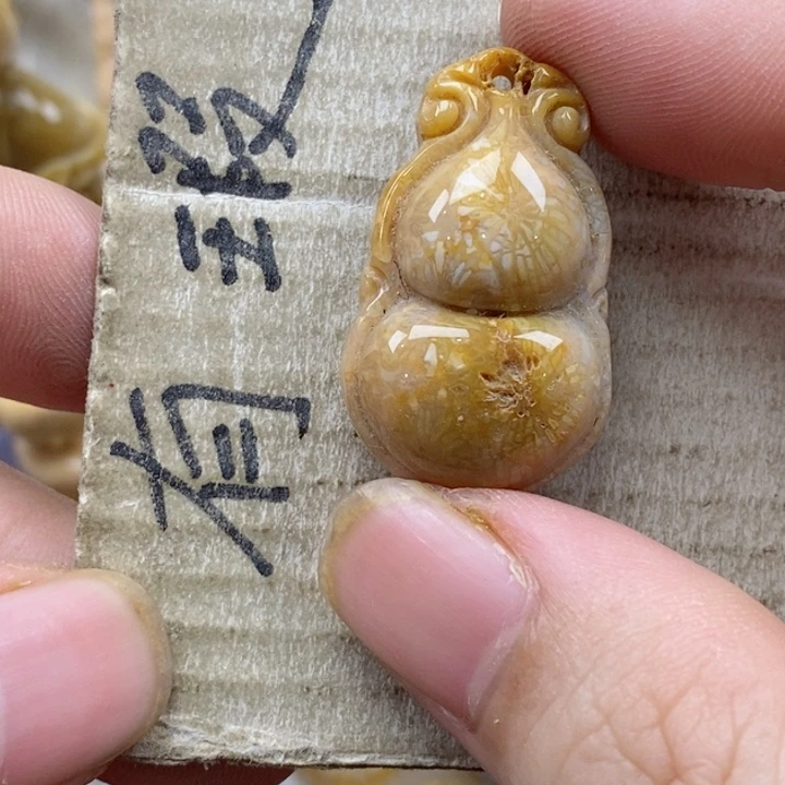 颈饰未镶嵌硅化珊瑚（珊瑚玉）崽***大小