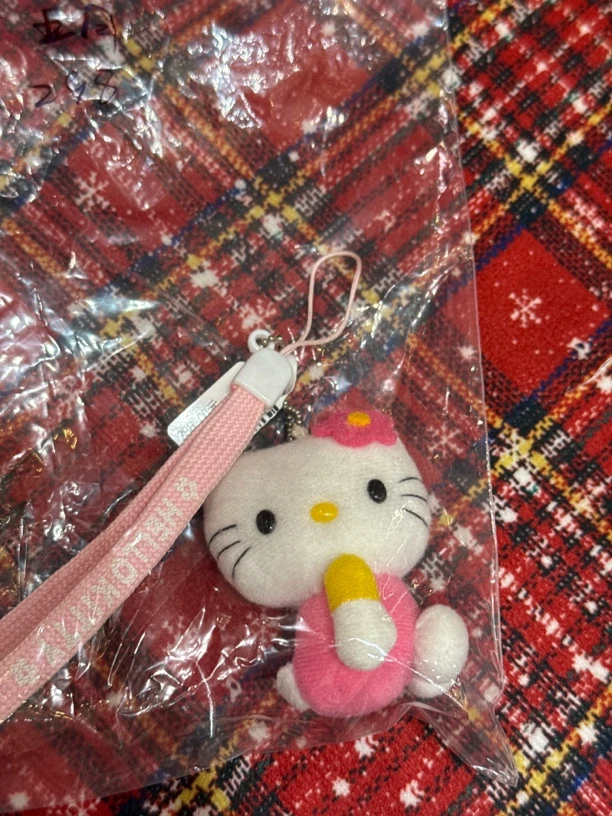 五月专拍侧坐小鼻嘎kitty挂件