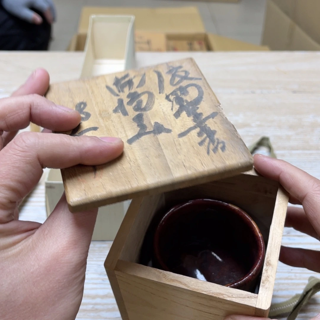 瓷片慢*羊密密麻麻地排列在一起形成