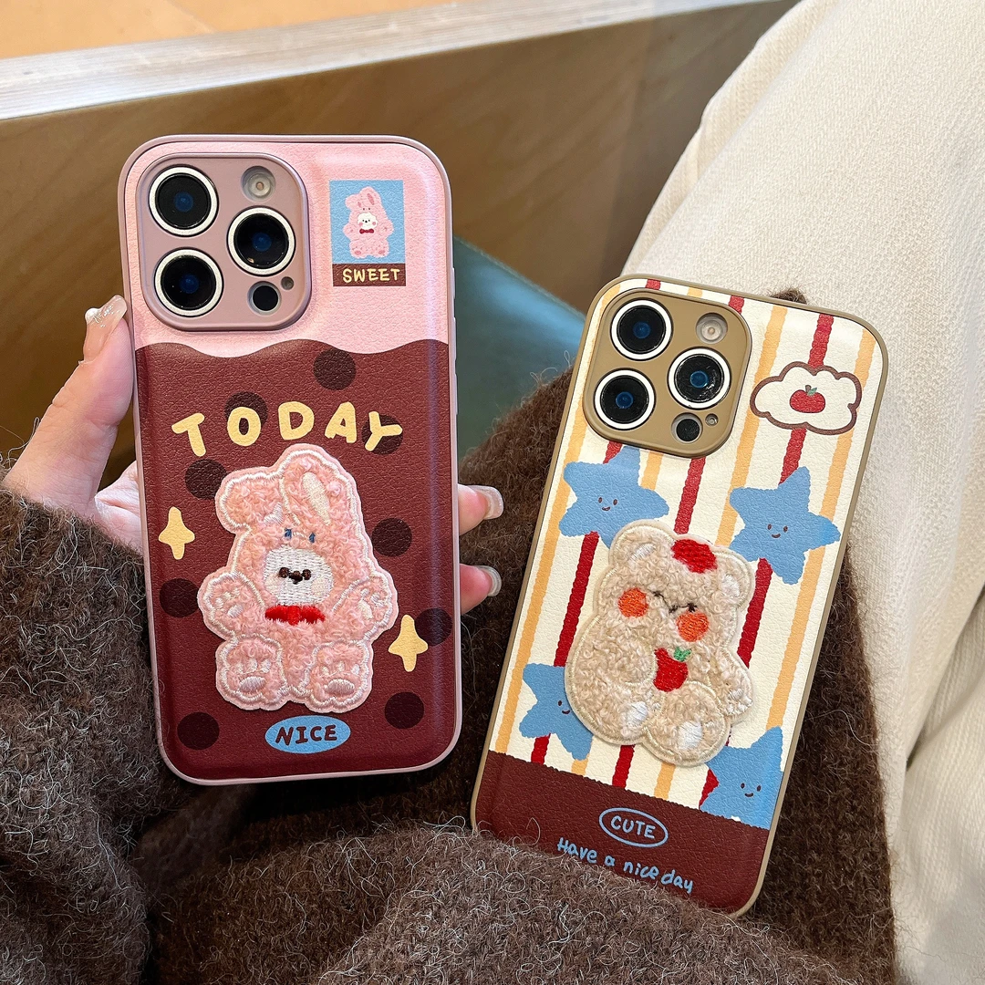 秋冬皮质刺绣小熊兔子手机壳适用iPhone16promax苹果15/14/13/12