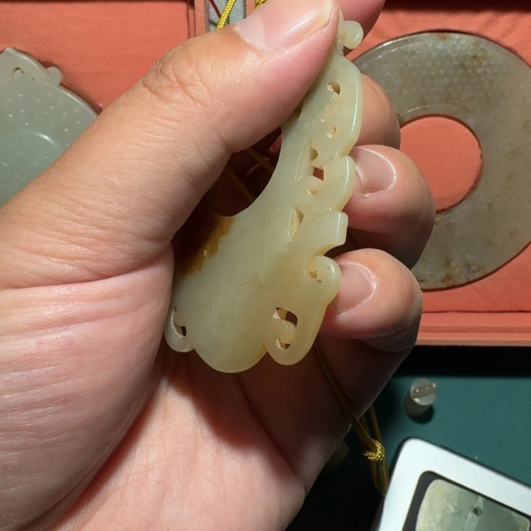 自***儿和田玉未镶嵌颈饰