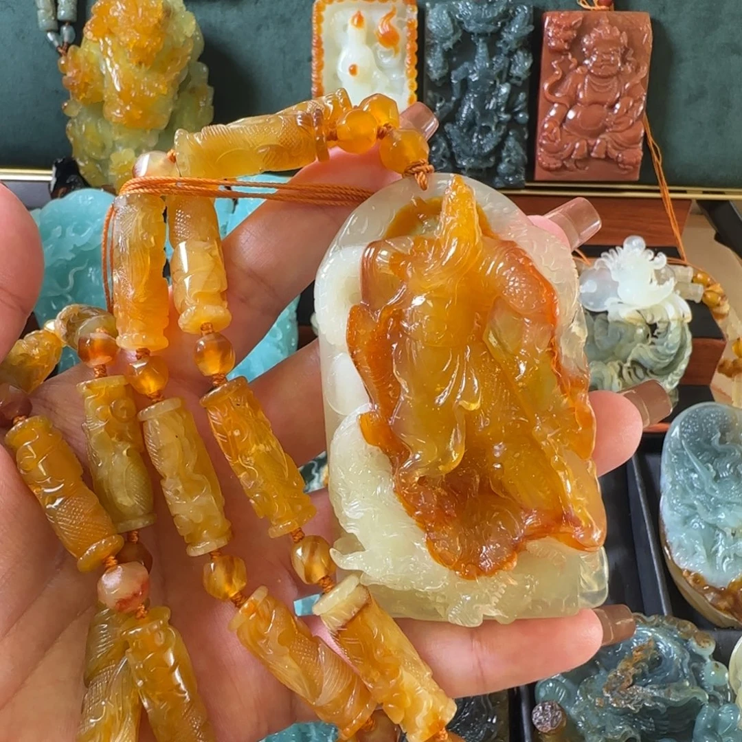 赵***鑫岫玉未镶嵌颈饰关公