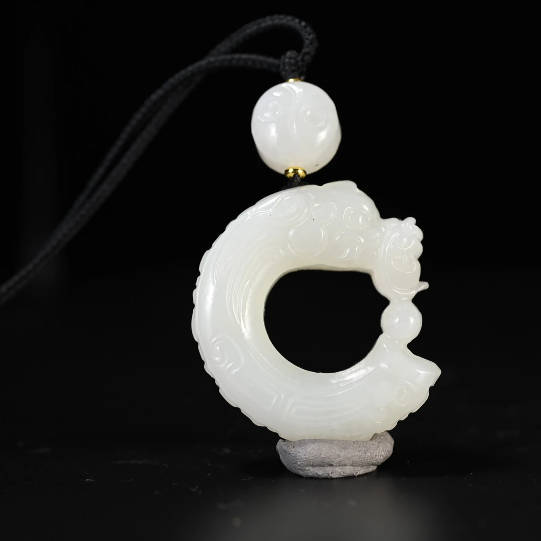 Lot8841 2510290202和田玉龙形挂件/保利