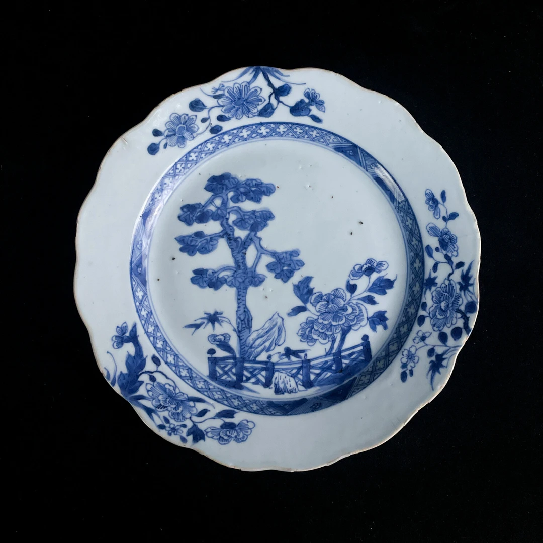 M25LX002188 - 清乾隆 青花松树牡丹纹花口盘1