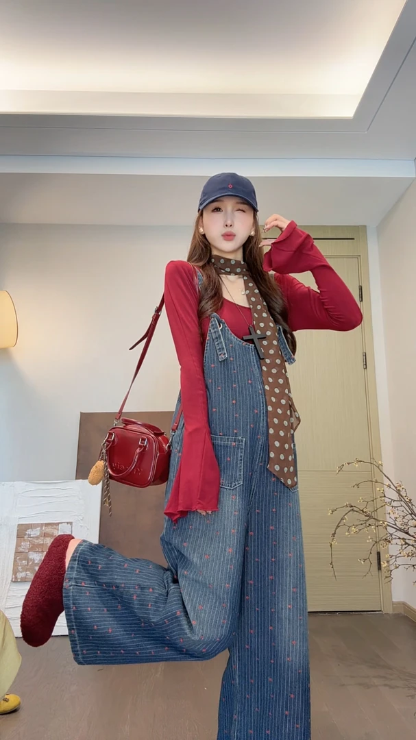 时尚2025孕妇装秋季新款韩版休闲简约牛仔背带裤+喇叭袖上衣套装