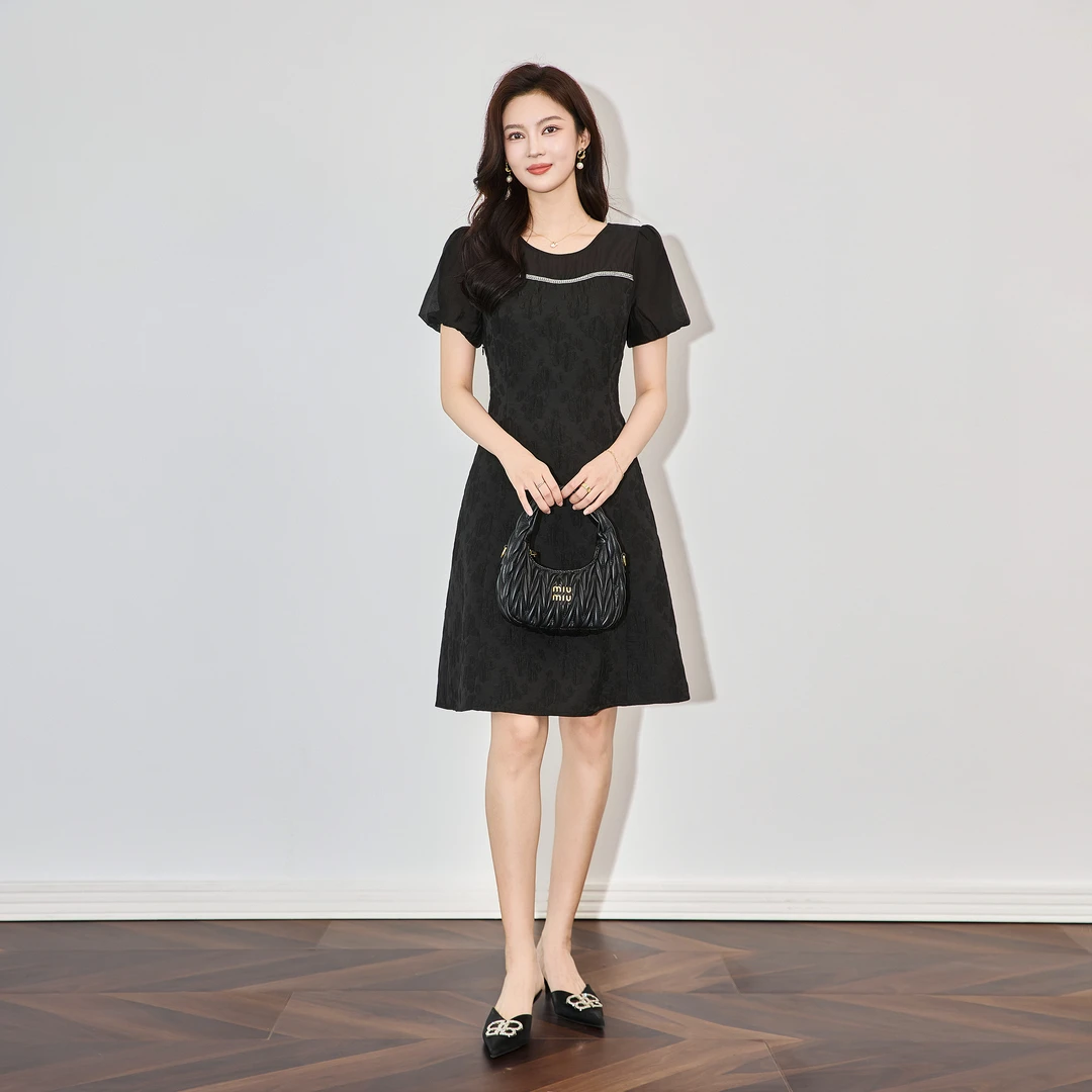 黑色短袖收腰a字连衣裙25夏款轻奢女装提花收腰显瘦小黑裙高级感