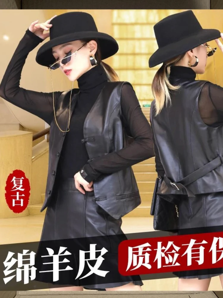 马甲黑色女短款秋冬季新款绵羊皮唐扣小坎肩真皮修身外穿V领外套