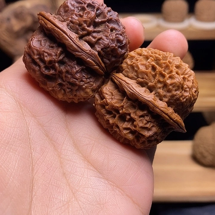 文玩核桃吊坠火麒麟39    4