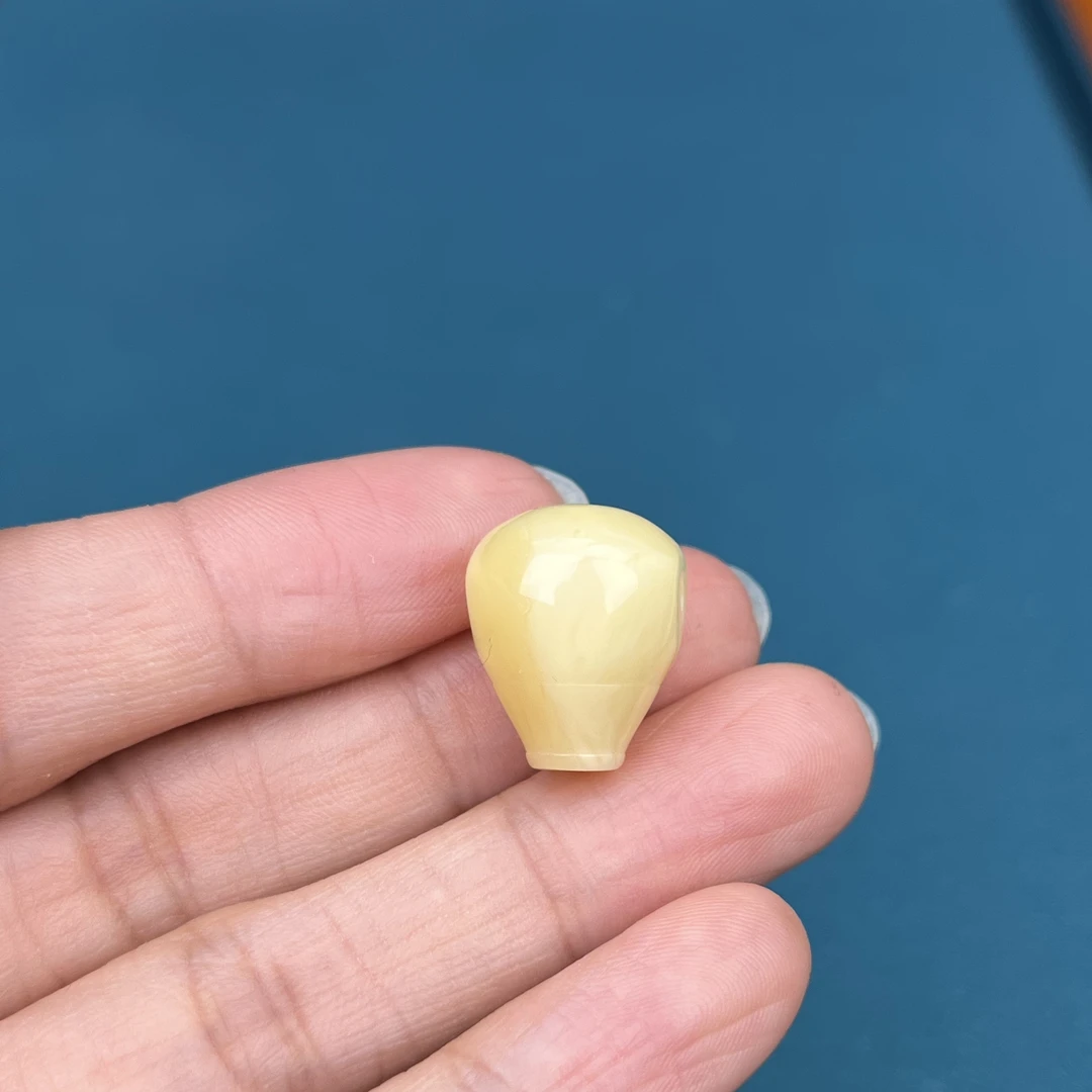 Y1124天然俄料蜜蜡三通13x16mm 1.6克 2.0mm孔可过双股1.5mm双线