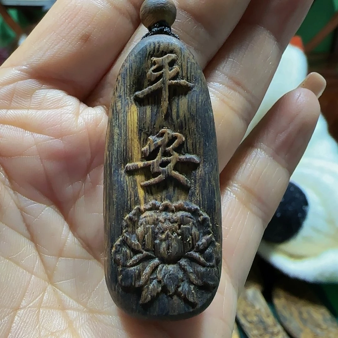 沉香吊坠海南白奇乌身瘤疤雕刻平安带绳7.3克