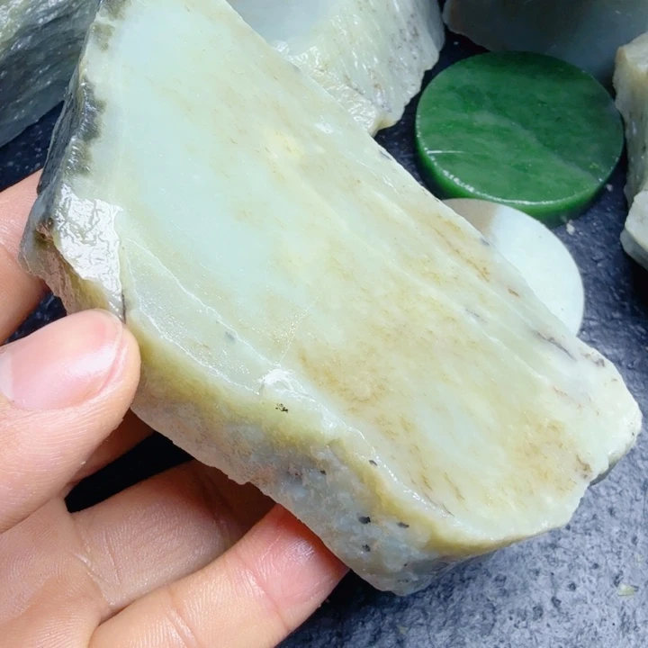 和田玉（糖玉）未镶嵌珠宝奇石