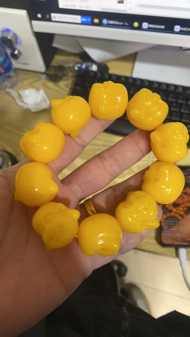 B495   鸡油黄佛头手串