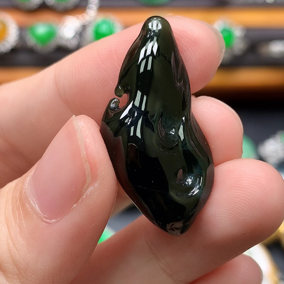 翡翠未镶嵌颈饰随形