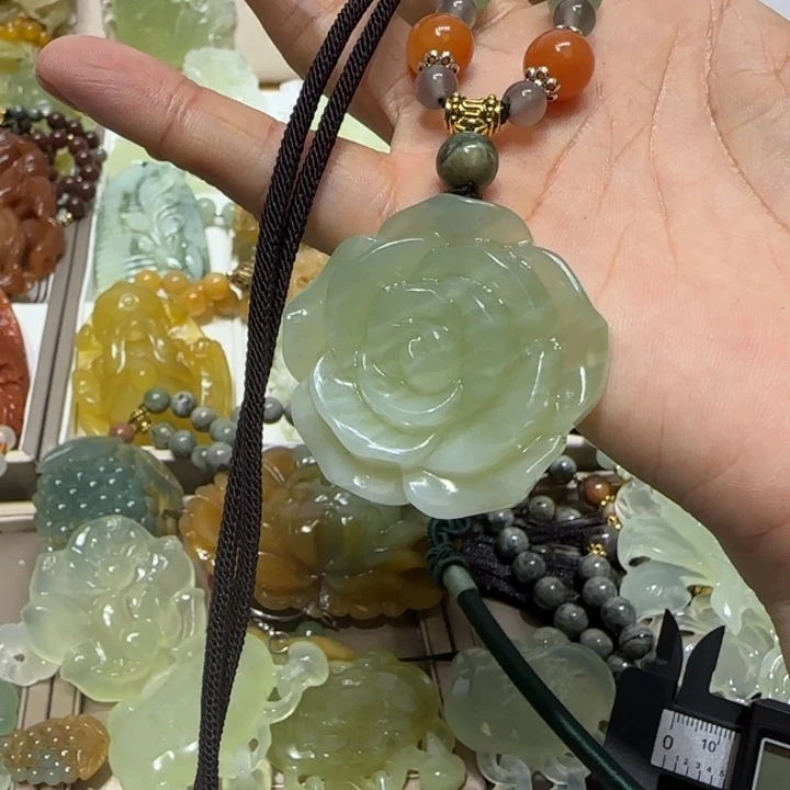 蛇纹石玉吊坠合金