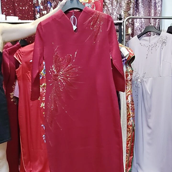 酒红v领手工穿珠烫钻短款后开叉旗袍裙xl95-115内