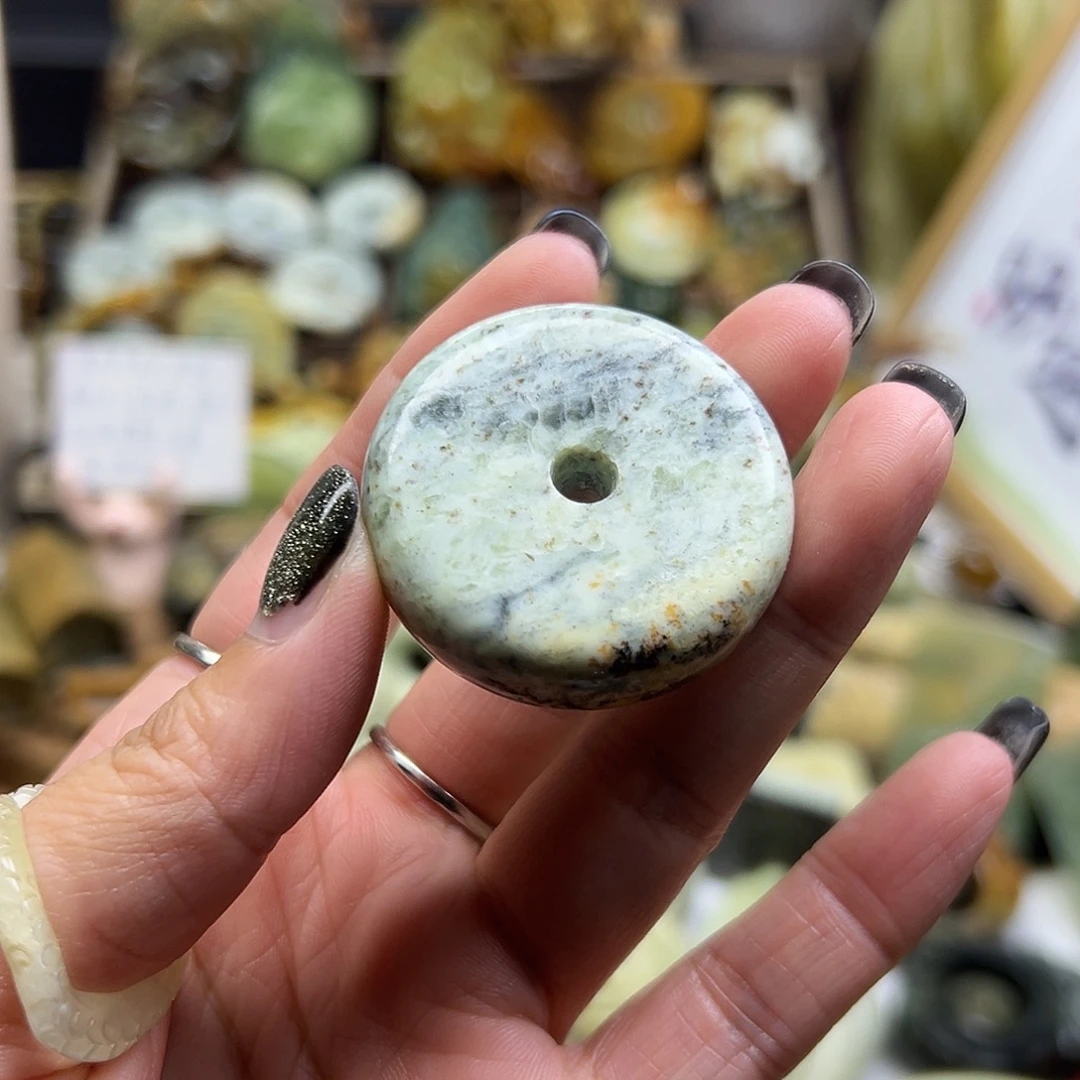 岫岩河磨玉（透闪石质玉）未镶嵌颈饰河磨玉椴树林平安扣