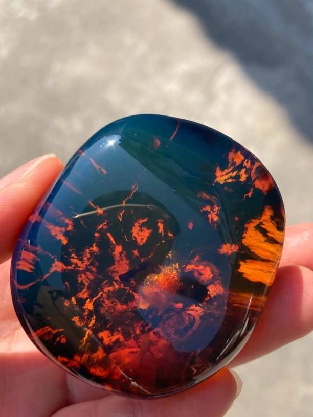 天然缅甸琥珀原皮特色随形变色龙蓝膜挂件34克尺寸：51、46、20mm