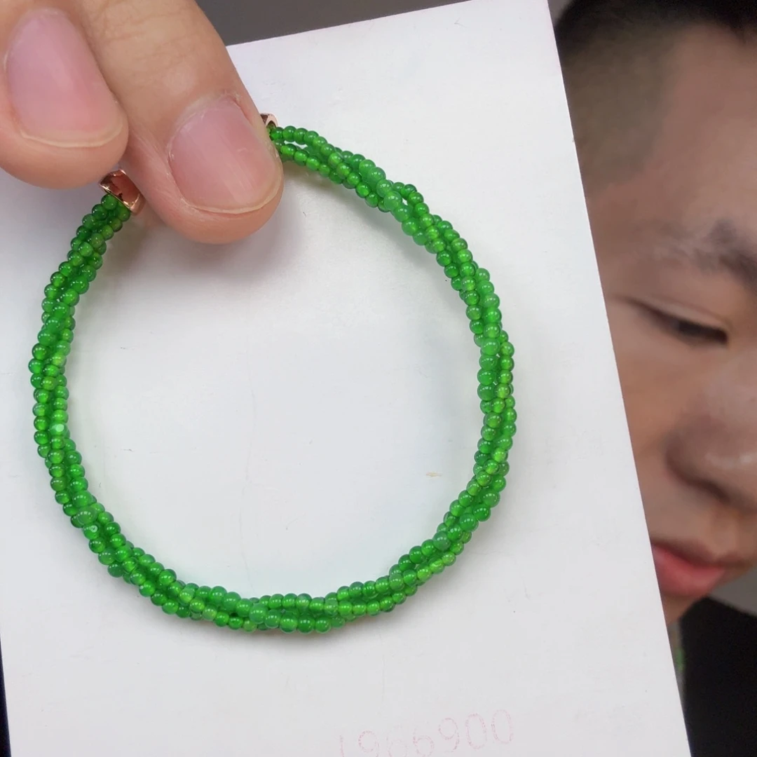 翡翠未镶嵌颈饰一件