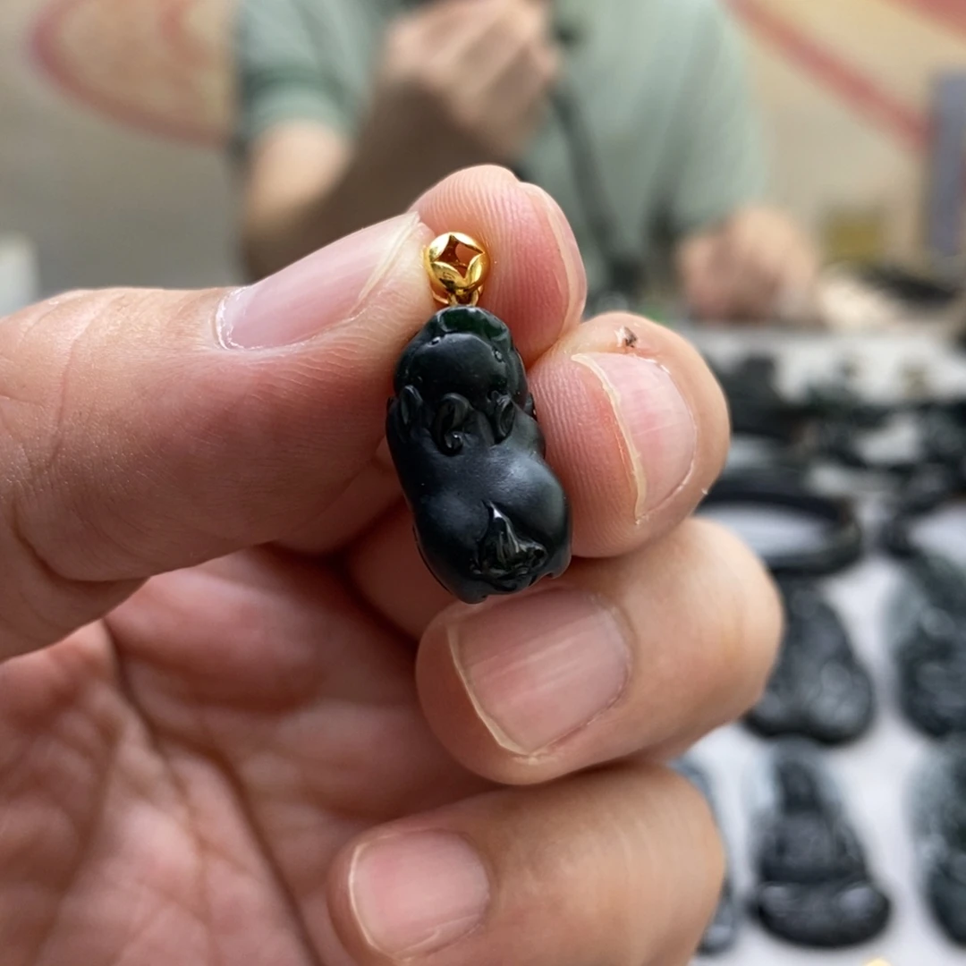 翡翠18K金镶嵌颈饰貔貅