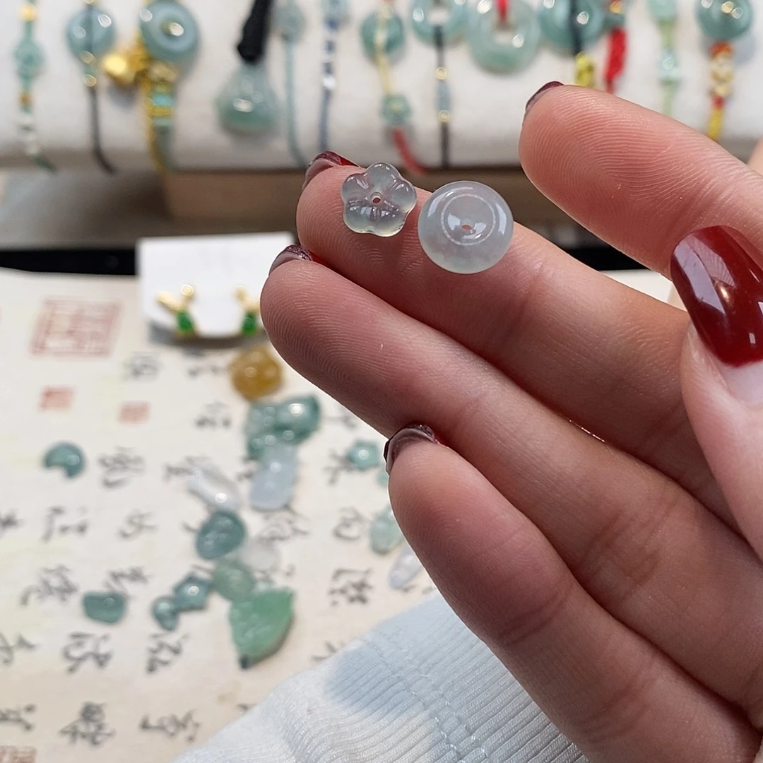 翡翠颈饰未镶嵌°*见天然翡翠