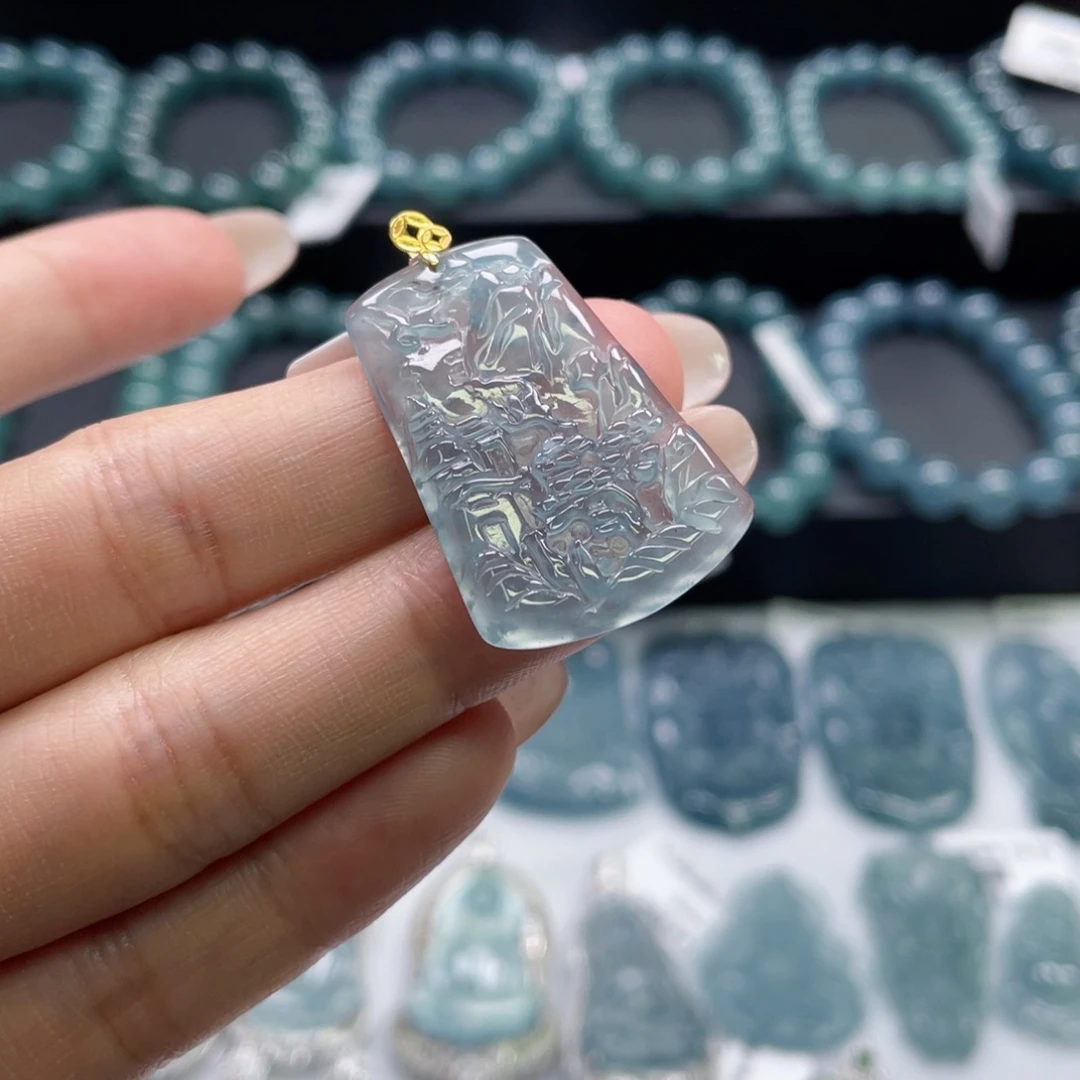 翡翠18K金镶嵌颈饰山水