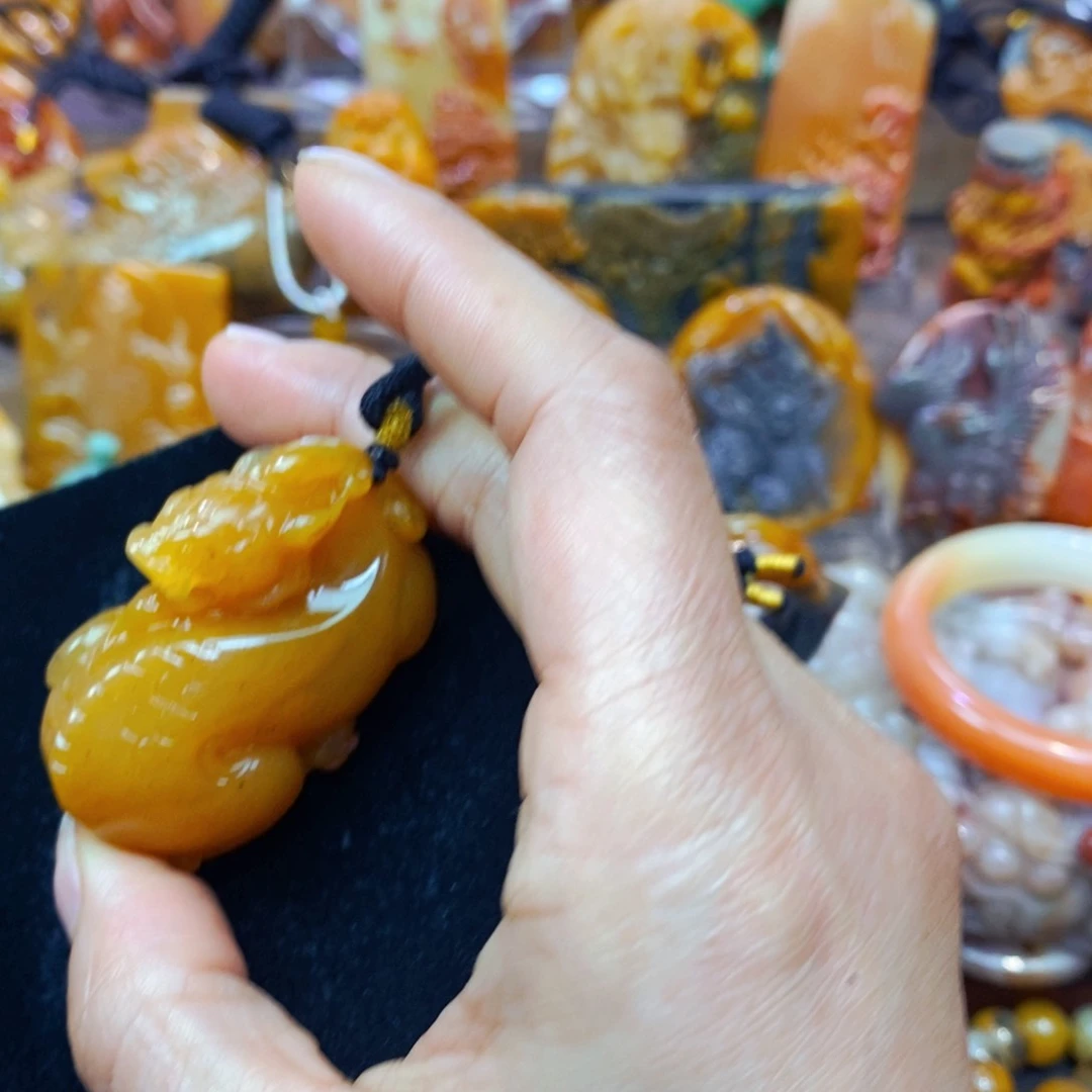 未镶嵌石英质玉（黄龙玉）颈饰