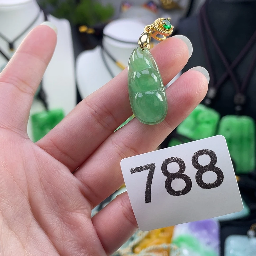 翡翠未镶嵌吊坠(赠链)