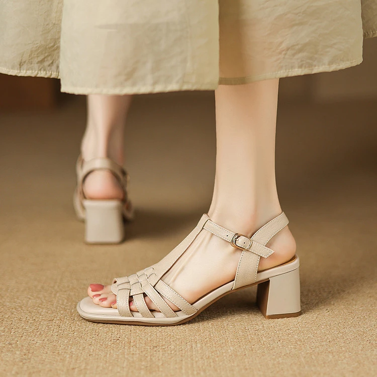 2025年夏季法式复古粗跟高跟凉鞋女杏色米白色软羊皮真皮女鞋 NSA