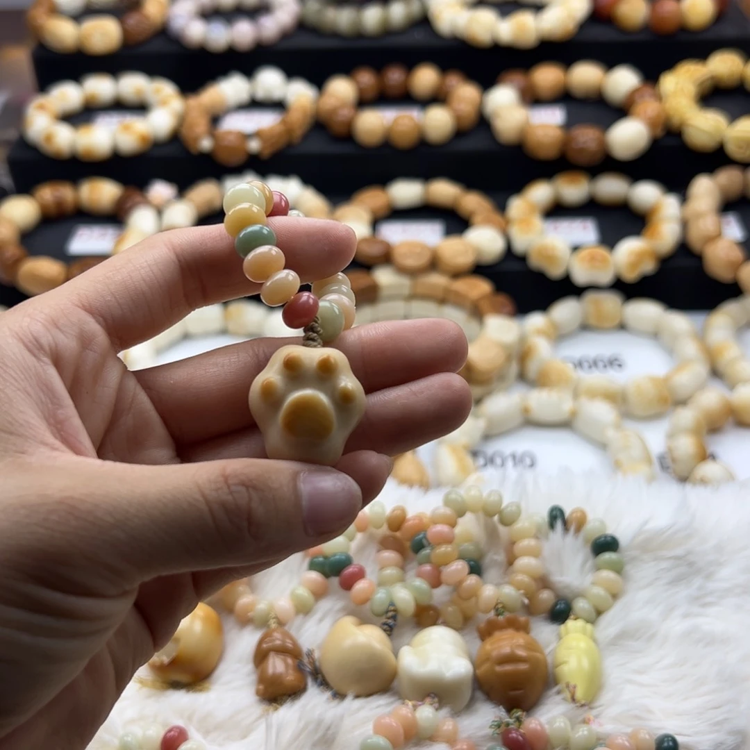 吊坠白玉菩提瑕疵