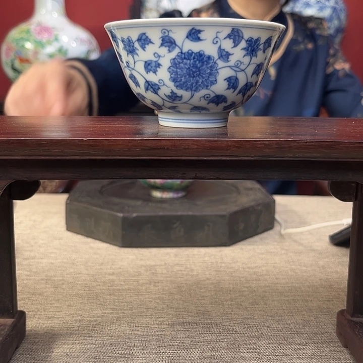 杯子青花缠枝莲瓣纹杯