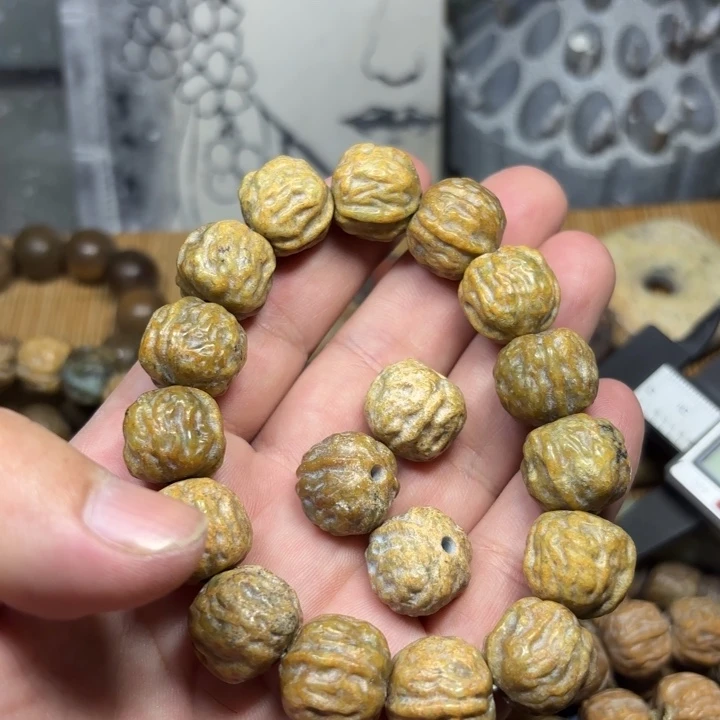 千***行颈饰未镶嵌岫岩河磨玉（透闪石质玉）