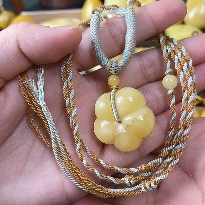 琥珀未镶嵌裸石小花吊坠