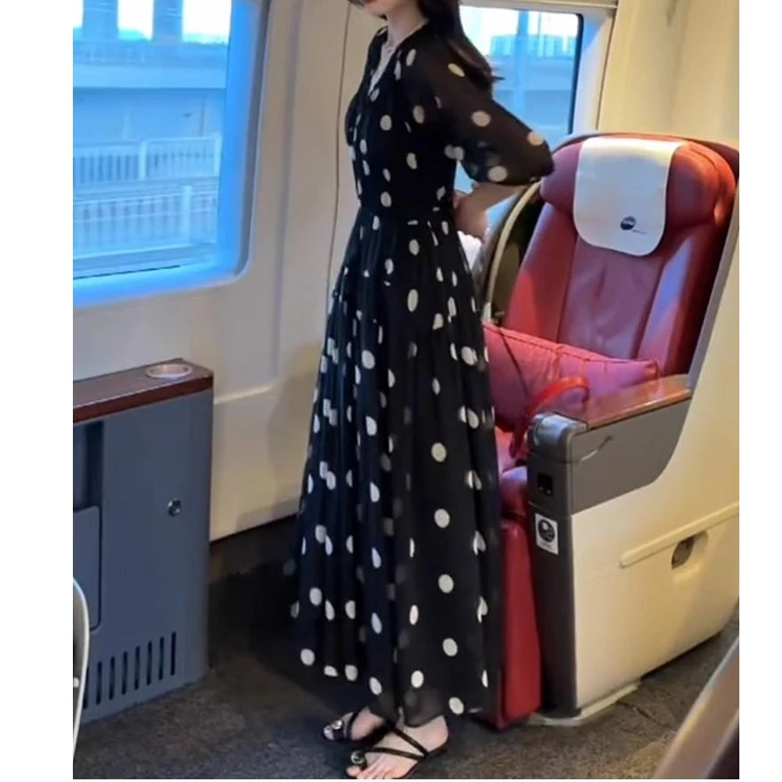 波点雪纺连衣裙女2025夏季新款洋气显瘦时髦V领黑色气质长款裙子