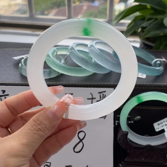 61尺寸石英质玉……