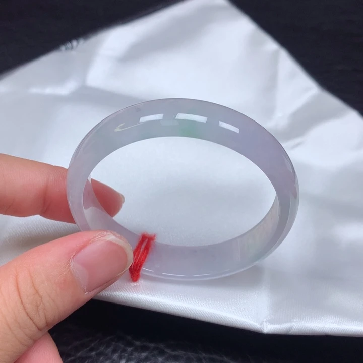 翡翠手镯未镶嵌46。