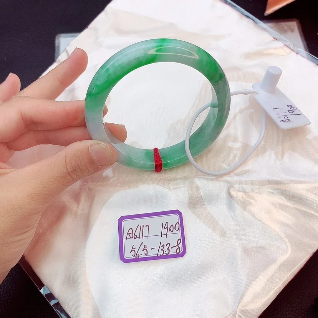 翡翠手镯未镶嵌翡翠