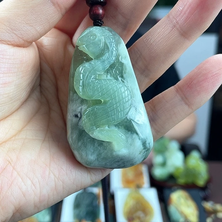 蛇纹石玉颈饰未镶嵌