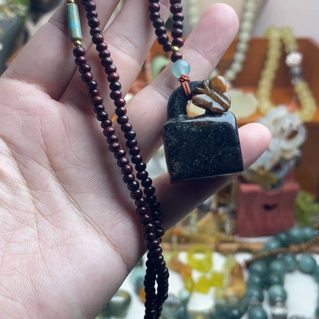 蛇纹石玉未镶嵌吊坠