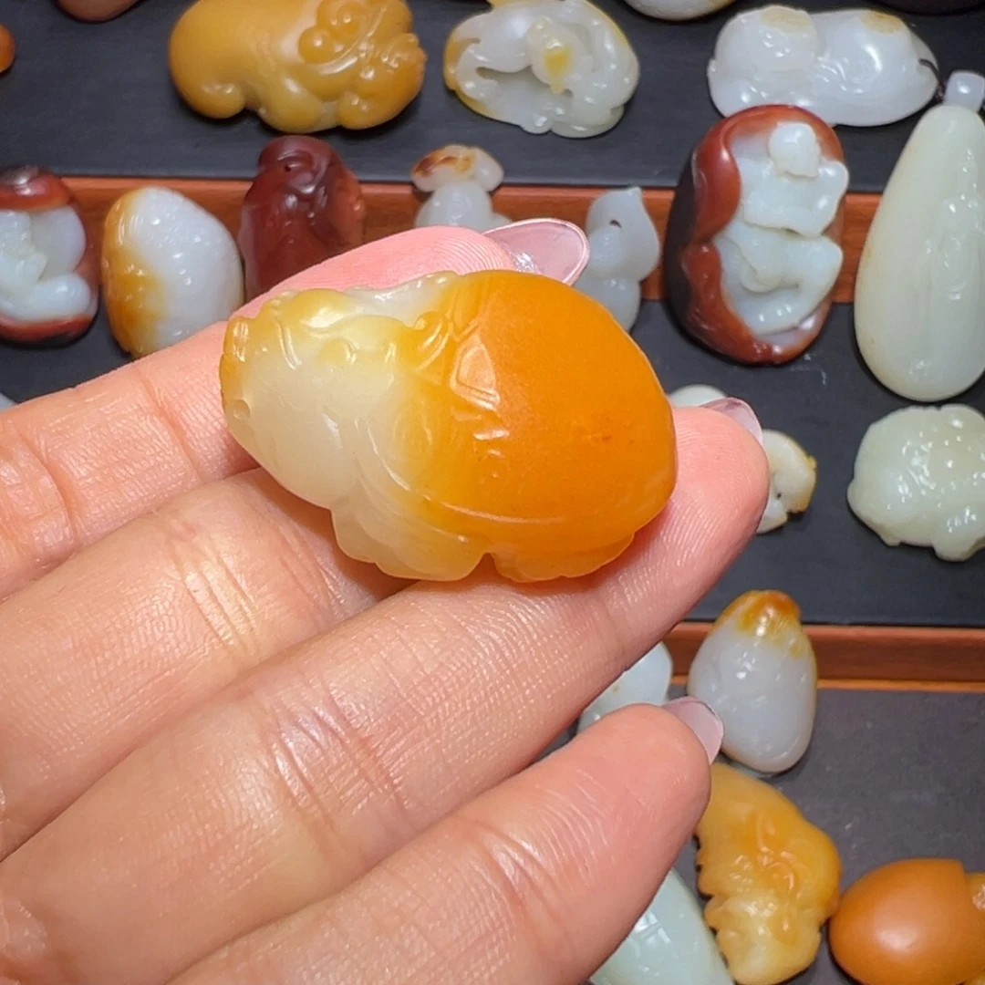 拿***来和田玉未镶嵌颈饰